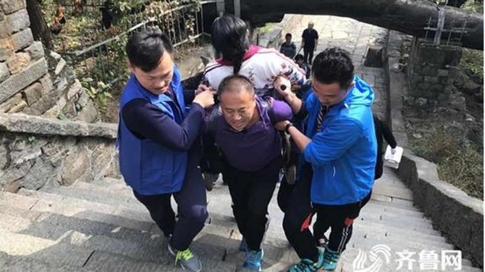 Chồng cõng vợ leo lên đỉnh núi hơn 1500m để hoàn thành tâm nguyện - 1 Chồng cõng vợ tàn tật lên núi