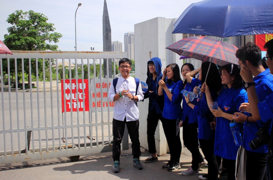 Đề Văn vừa sức, thí sinh hớn hở rời phòng thi - 6 Thí sinh Lã Hoàng Dương - lớp chuyên Hóa trường THPT Nguyễn Huệ, ra đầu tiên khỏi phòng thi: “Em thấy đề thi năm nay vừa sức học sinh không quá khó, nhất là câu nghị luận về lòng trắc ẩn và thời gian 120 vừa đủ để em làm bài tốt”. (Ảnh: Hà Cường)