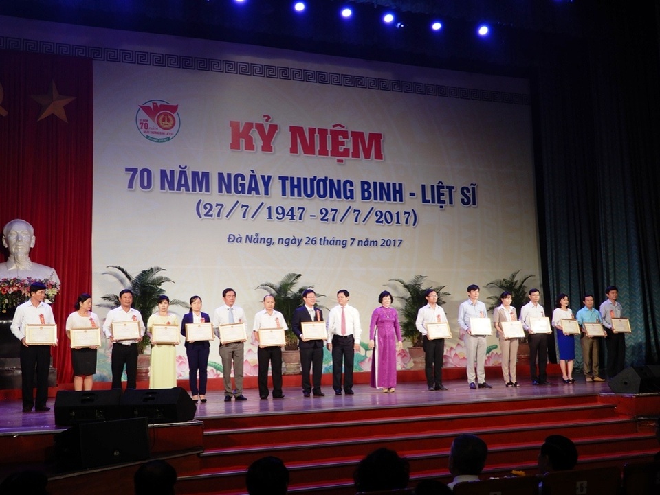 Nhiều địa phương kỷ niệm 70 năm ngày Thương binh liệt sĩ - 2 UBND TP Đà Nẵng tặng bằng khen cho các tập thể, cá nhân đã chung tay thực hiện có hiệu quả công tác đền ơn đáp nghĩa