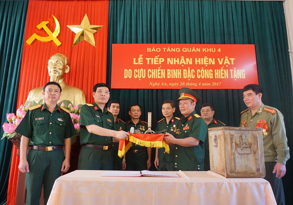 Cựu lính đặc công hiến tặng hiện vật chiến tranh cho bảo tàng - 1 Lãnh đạo Bảo tàng Quân khu 4 tiếp nhận các hiện vật do các cựu chiến binh đặc công chiến trường Thừa Thiên - Huế hiến tặng