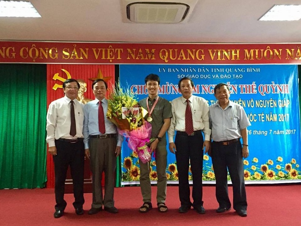 Lãnh đạo tỉnh Quảng Bình đón, tặng hoa chúc mừng “chàng trai vàng” Olympic Vật lý Quốc tế - 3 Lãnh đạo tỉnh, Sở GD&ĐT, Trường THPT chuyên Võ Nguyên Giáp và Hội trưởng Hội đồng hương Quảng Bình tại Hà Nội chụp ảnh lưu niệm cùng em Nguyễn Thế Quỳnh