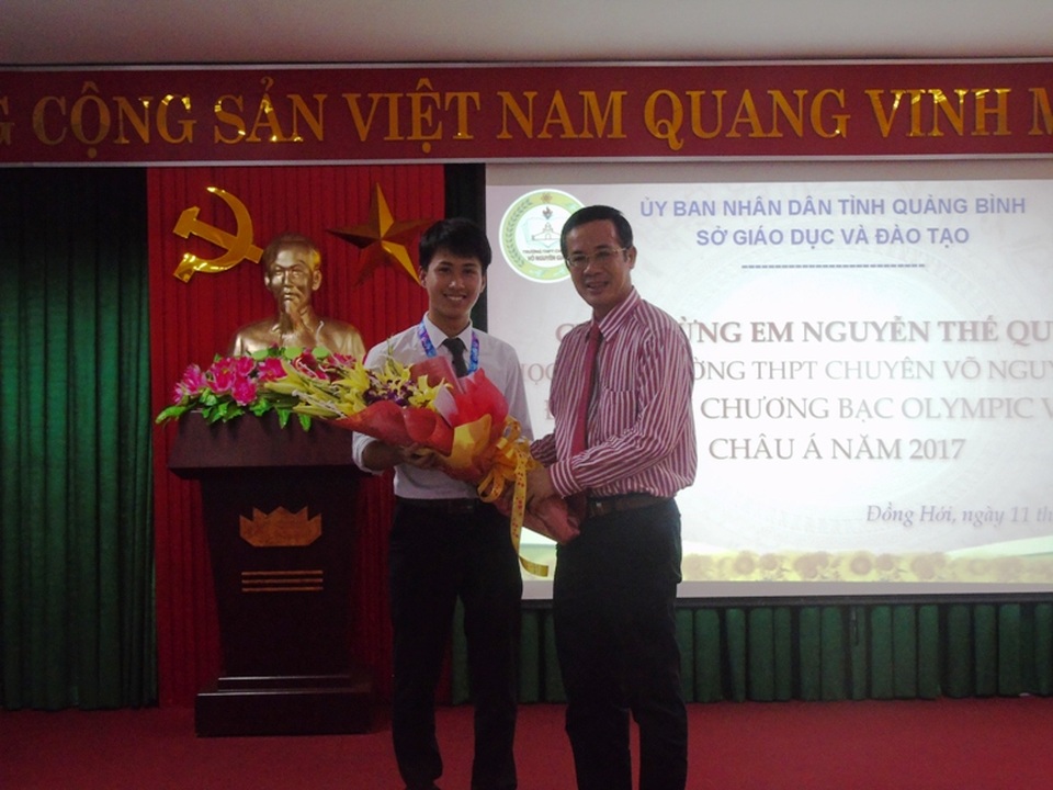 Ông Trần Công Thuật, Phó Bí thư Thường trực Tỉnh ủy Quảng Bình tặng hoa chúc mừng em Nguyễn Thế Quỳnh