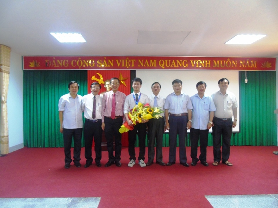 Lãnh đạo tỉnh, Sở GD-ĐT Quảng Bình và Ban giám hiệu Trường THPT chuyên Võ Nguyên Giáp chụp ảnh kỷ niệm cùng em Nguyễn Thế Quỳnh