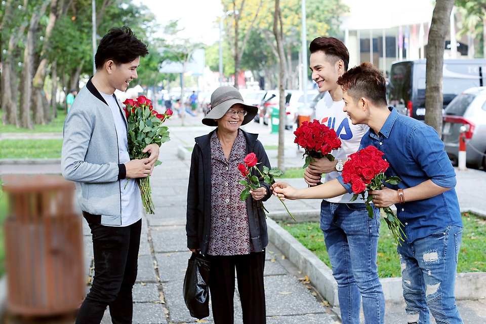 3 chàng "soái ca" xuống phố tặng hoa phụ nữ nghèo ngày 8/3 - 1 MC Vũ Mạnh Cường, NTK Thuận Việt cùng diễn viên Trần Huy Anh mang niềm vui đến với người phụ nữ.