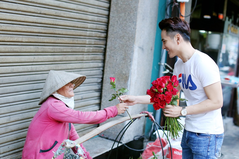 3 chàng "soái ca" xuống phố tặng hoa phụ nữ nghèo ngày 8/3 - 14 3 chàng "soái ca" xuống phố tặng hoa phụ nữ nghèo ngày 8/3 - 14