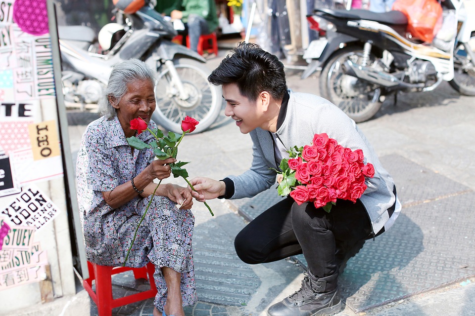 3 chàng "soái ca" xuống phố tặng hoa phụ nữ nghèo ngày 8/3 - 7 3 chàng "soái ca" xuống phố tặng hoa phụ nữ nghèo ngày 8/3 - 7
