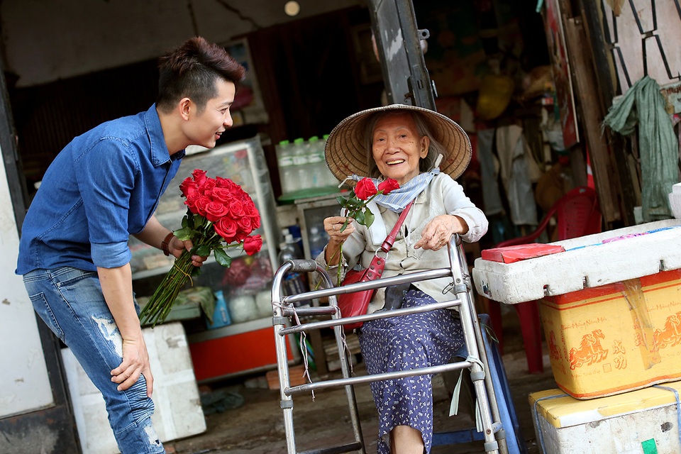 3 chàng "soái ca" xuống phố tặng hoa phụ nữ nghèo ngày 8/3 - 11 3 chàng "soái ca" xuống phố tặng hoa phụ nữ nghèo ngày 8/3 - 11