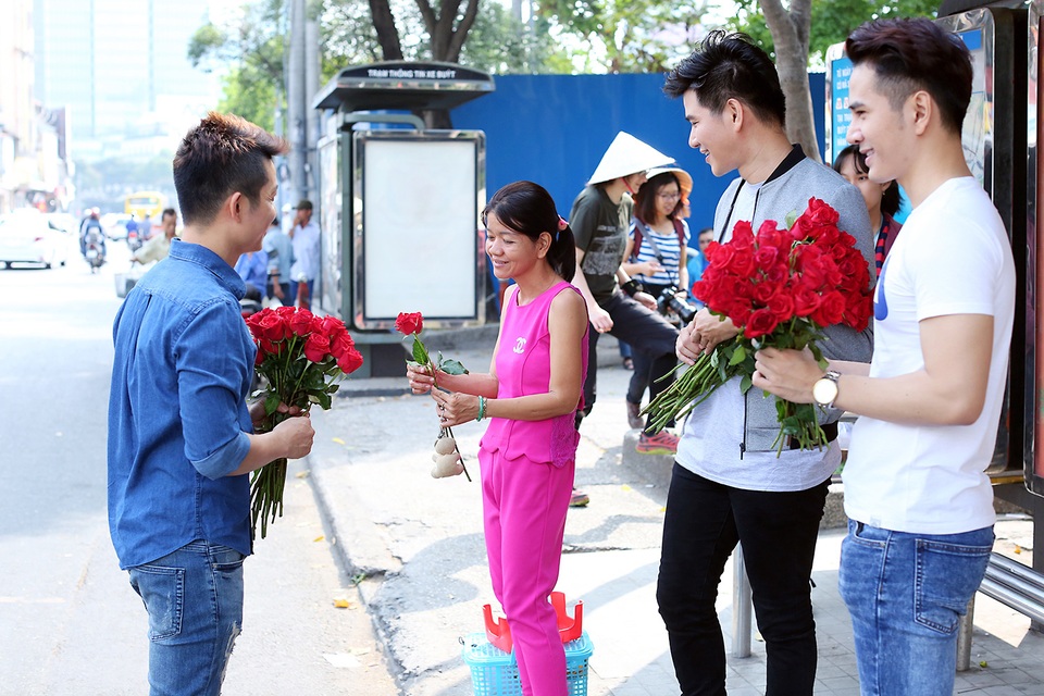 3 chàng "soái ca" xuống phố tặng hoa phụ nữ nghèo ngày 8/3 - 10 3 chàng "soái ca" xuống phố tặng hoa phụ nữ nghèo ngày 8/3 - 10