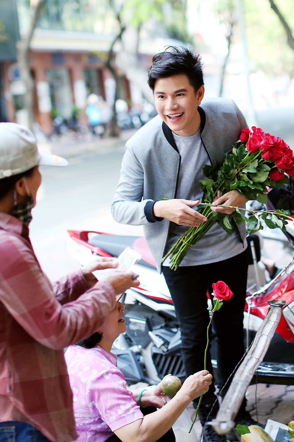 3 chàng "soái ca" xuống phố tặng hoa phụ nữ nghèo ngày 8/3 - 3 MC Vũ Mạnh Cường cho rằng: “Tất cả phụ nữ trên thế giới này, không phân biệt già trẻ lớn bé, giàu nghèo, đều xứng đáng nhận được một bông hồng vào ngày Quốc tế Phụ nữ”.