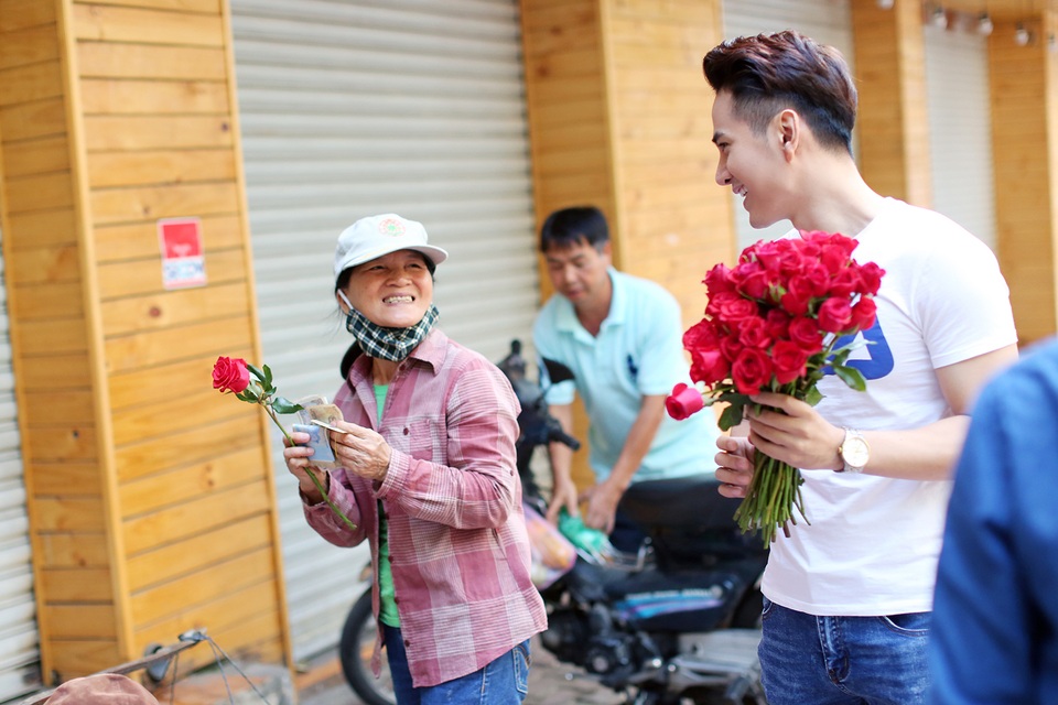 3 chàng "soái ca" xuống phố tặng hoa phụ nữ nghèo ngày 8/3 - 13 Nam diễn viên Trần Huy Anh và niềm vui của người phụ nữ khi bất ngờ được tặng đóa hoa hồng.