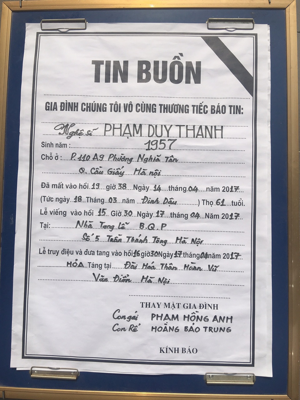 Người thân, đồng nghiệp nghẹn ngào bên linh cữu nghệ sỹ Duy Thanh - 2 Cáo phó nghệ sỹ Duy Thanh. Ảnh: HTL.