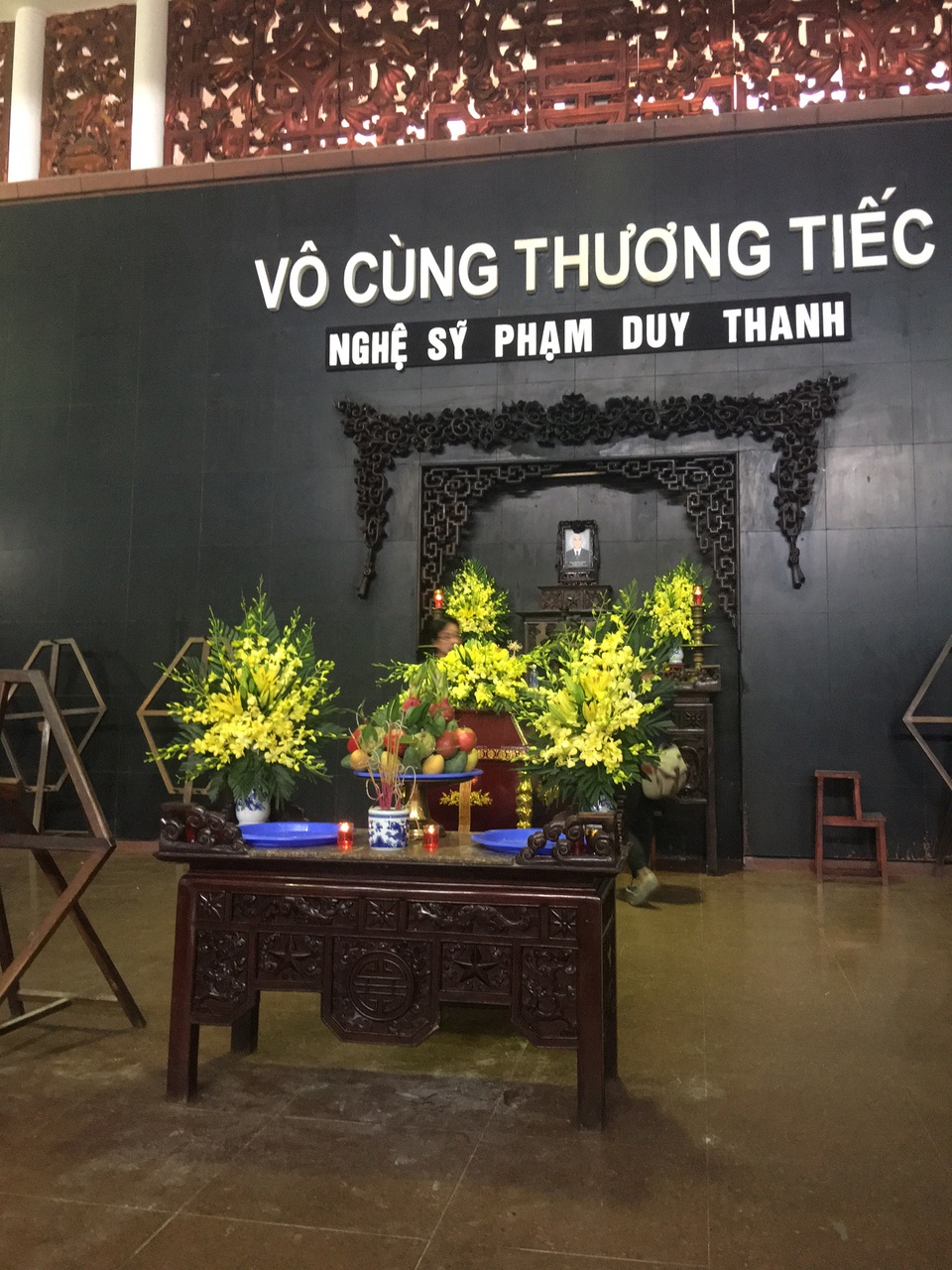 Người thân, đồng nghiệp nghẹn ngào bên linh cữu nghệ sỹ Duy Thanh - 3 Người thân chuẩn bị mọi thứ trước khi cử hàng tang lễ cho nam nghệ sỹ. Ảnh: HTL.