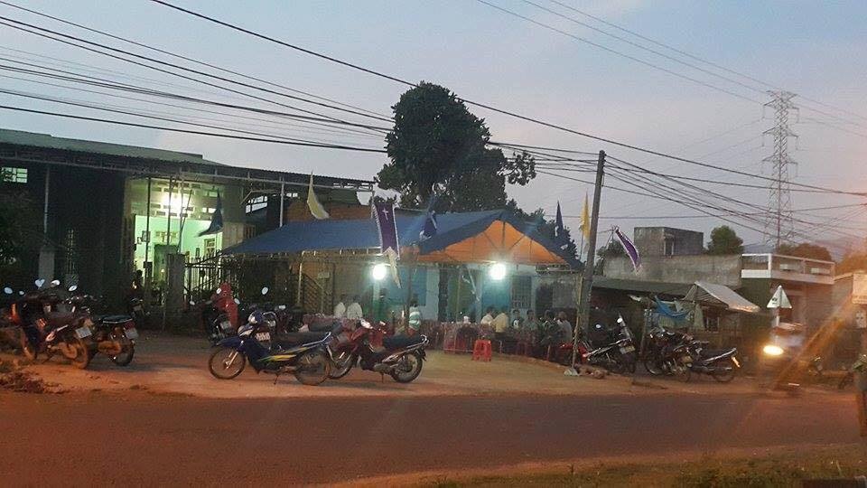 Hai học sinh tử nạn khi tắm hồ - 1
Gia đình tổ chức tang lễ cho em học sinh bị đuối nước (ảnh CTV)