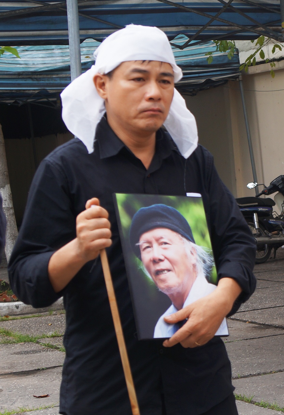 Tiễn biệt nhà thơ Thanh Tùng về nơi chín suối... - 14
Anh Doãn Thi, con trai lớn của nhà thơ Thanh Tùng cầm di ảnh của cha với gương mặt buồn bã vì sự mất mát quá lớn của gia đình.
