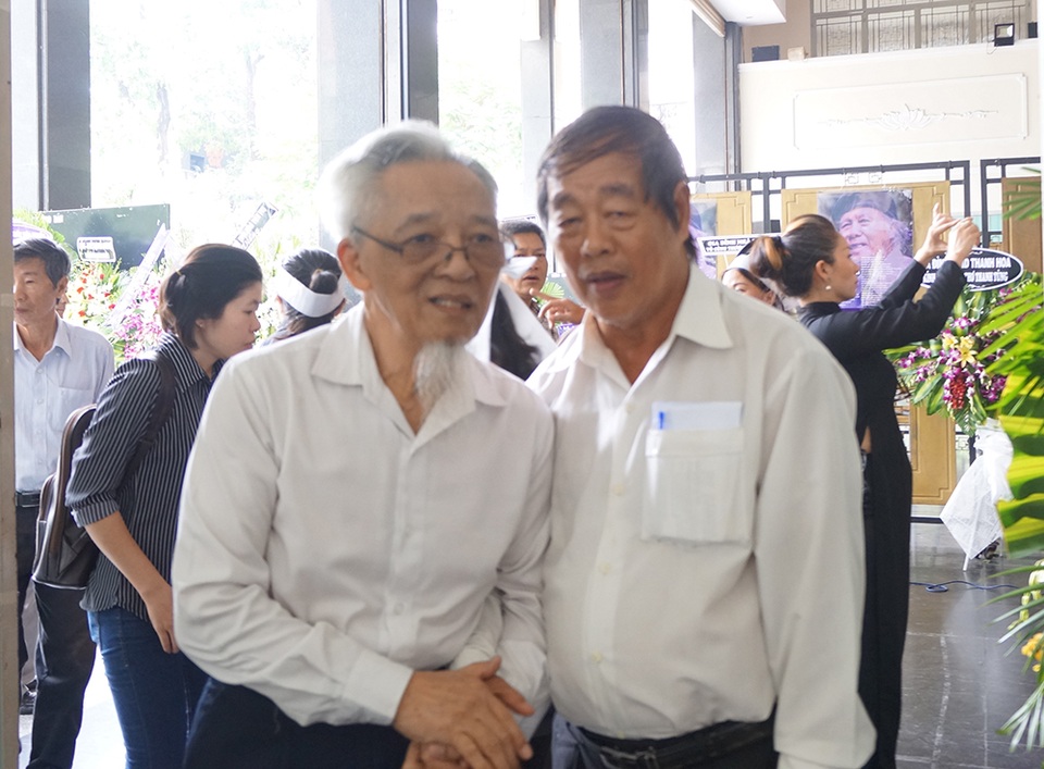 Tiễn biệt nhà thơ Thanh Tùng về nơi chín suối... - 9 Những người bạn vong niên của nhà thơ cùng ôn lại kỷ niệm với nhà thơ khi còn hoạt động thơ ca.