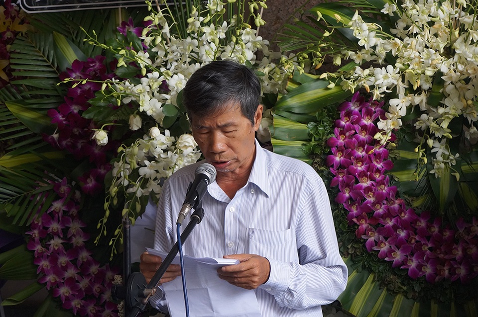 Tiễn biệt nhà thơ Thanh Tùng về nơi chín suối... - 3
Đại diện Hội nhà văn đọc điếu văn tiễn biệt. Những thành quả của nhà thơ Thanh Tùng để lại cho nền thơ ca nước nhà được ghi nhớ trong lòng nhiều thế hệ.