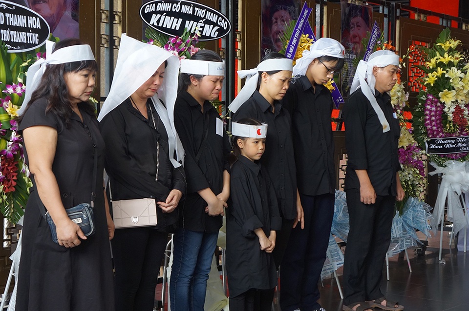 Tiễn biệt nhà thơ Thanh Tùng về nơi chín suối... - 4 Gia đình không nén được xúc động khi ôn lại những kỷ niệm về nhà thơ Thanh Tùng trước giờ tiễn biệt.