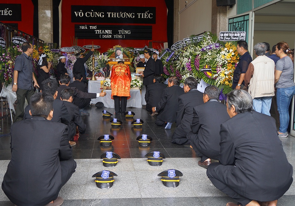 Tiễn biệt nhà thơ Thanh Tùng về nơi chín suối... - 11 Nghi thức trước giờ di quan được thực hiện chu đáo