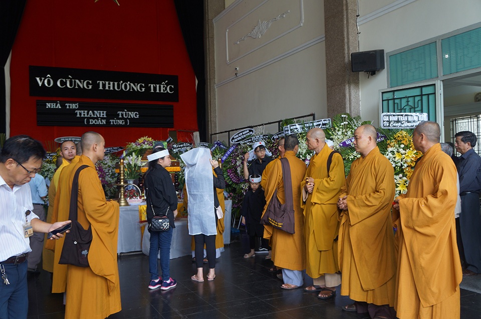 Tiễn biệt nhà thơ Thanh Tùng về nơi chín suối... - 10 Đến giờ lành, các sư thầy đến đọc kinh trước linh cữu nhà thơ theo nghi thức tang lễ của Phật giáo
