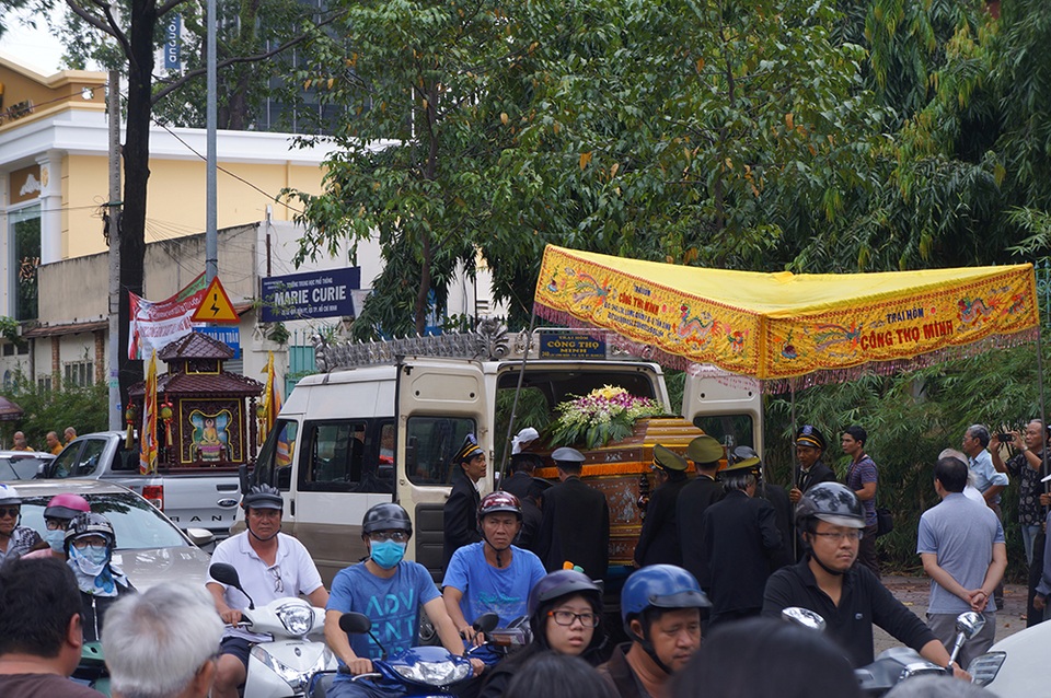 Tiễn biệt nhà thơ Thanh Tùng về nơi chín suối... - 17
Người trở về với đất/Thơ ở lại với đời/Ôi một thời hoa đỏ/Vương vấn mãi giữa trời - Nguyễn Xuân Lộc