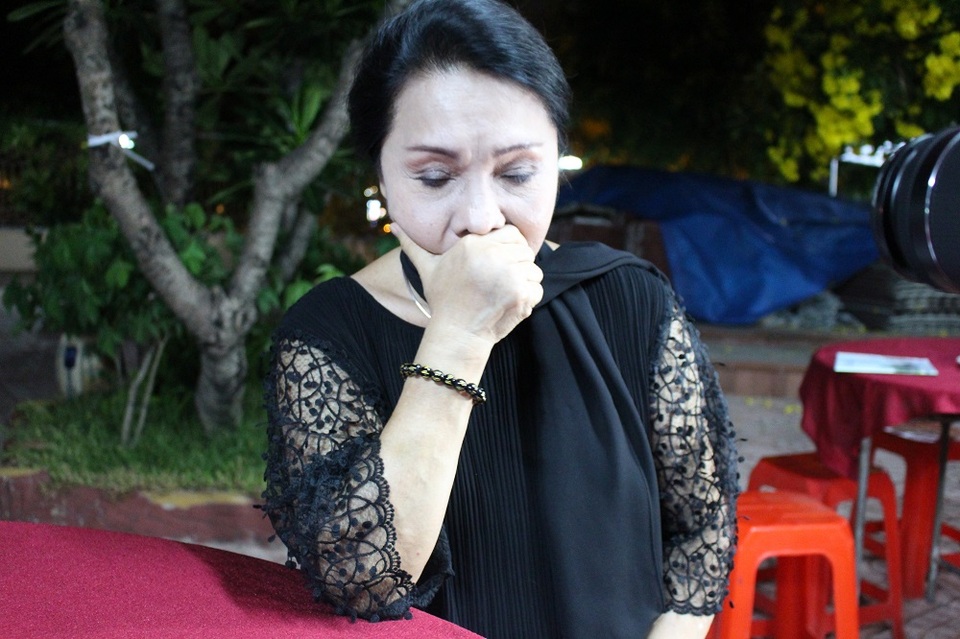 Đông đảo nghệ sĩ nổi tiếng tới viếng NSƯT Thanh Sang - 13 Là một trong những nghệ sĩ gắn bó thân thiết nhất với nghệ sĩ Thanh Sang, cô không kiềm được xúc động khi nhắc đến người anh đáng kính.