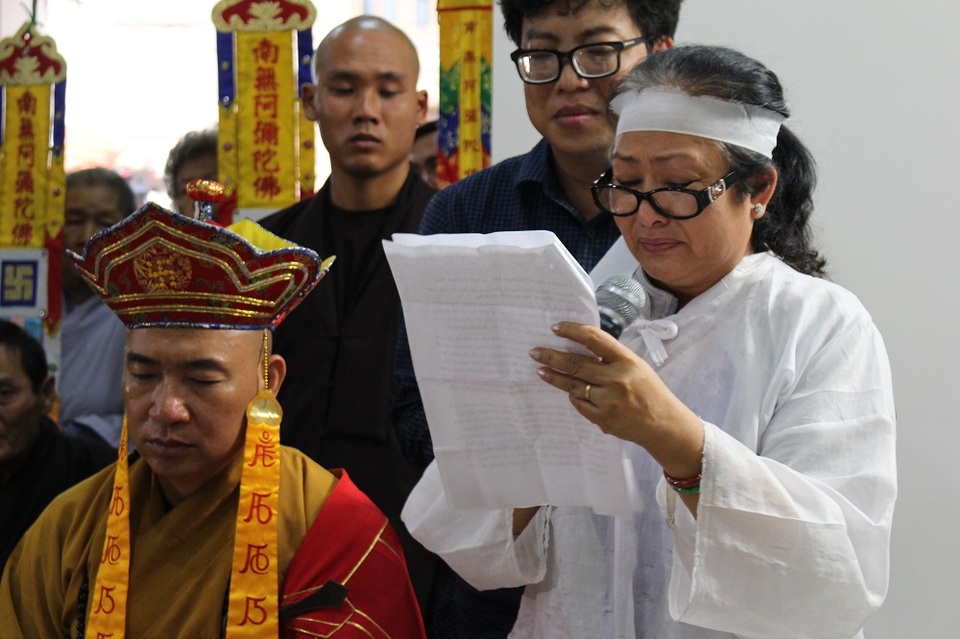 Vợ nghệ sĩ Thanh Sang nguyện làm vợ ông ở kiếp sau - 11 Bà Mỹ Ngọc-vợ cố nghệ sĩ Thanh Sang đại diện gia đình đọc điếu văn cảm tạ những tình cảm mà đồng nghiệp, khán giả đã dành cho chồng bà trong suốt những ngày qua.
