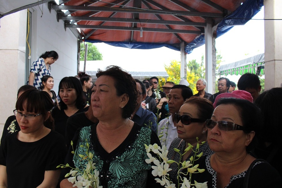Vợ nghệ sĩ Thanh Sang nguyện làm vợ ông ở kiếp sau - 15 Rất đông khán giả không ngại trời mưa cũng có mặt từ sáng sớm trong ngày cuối cùng nghệ sĩ Thanh Sang còn có mặt trên cõi đời.