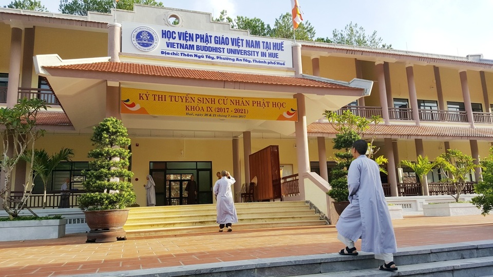 Hàng trăm Tăng Ni sinh cả nước về Huế thi Cử nhân Phật học - 2
Thí sinh về Học viện Phật giáo tại Huế ở thôn Ngũ Tây, phường An Tây, TP Huế dự thi