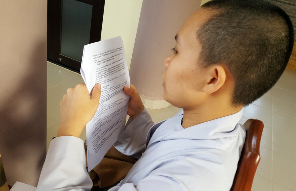 Hàng trăm Tăng Ni sinh cả nước về Huế thi Cử nhân Phật học - 11
Các Tăng Ni tranh thủ ôn lại bài lần cuối và tĩnh tâm trước giờ vào phòng thi 5 phút