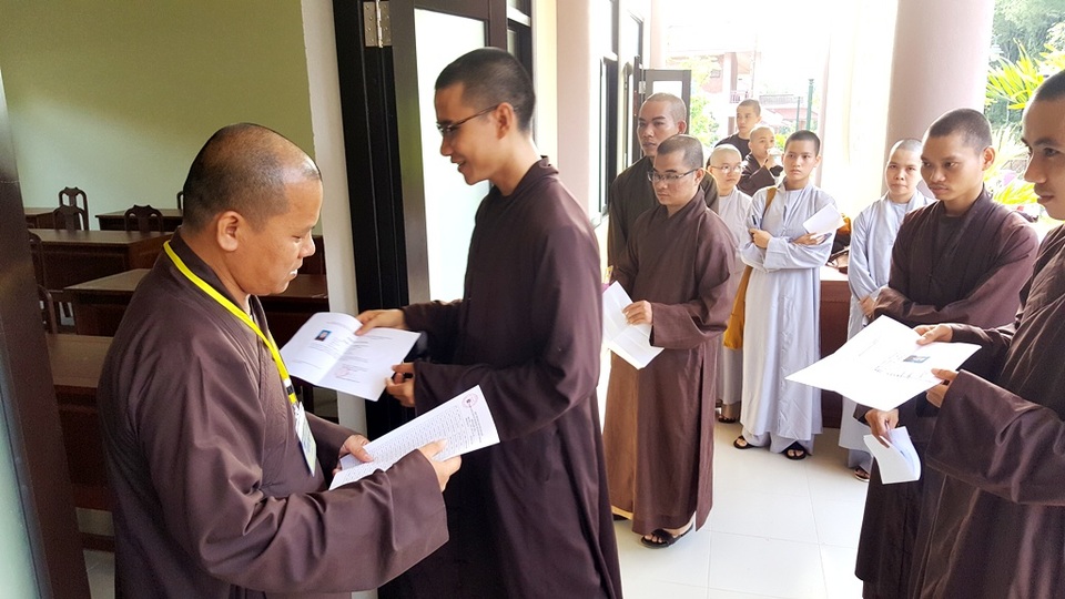 Hàng trăm Tăng Ni sinh cả nước về Huế thi Cử nhân Phật học - 12 Giám thị gọi Tăng Ni thí sinh vào phòng thi. Có khoảng gần 10% thí sinh đăng ký vắng mặt trên tổng số 321 hồ sơ Tăng Ni đăng ký