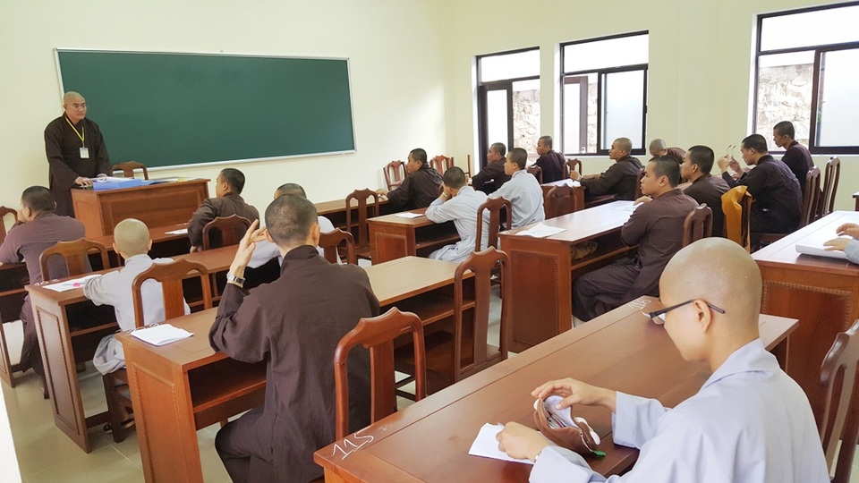 Hàng trăm Tăng Ni sinh cả nước về Huế thi Cử nhân Phật học - 13 Giám thị phổ biến quy chế thi