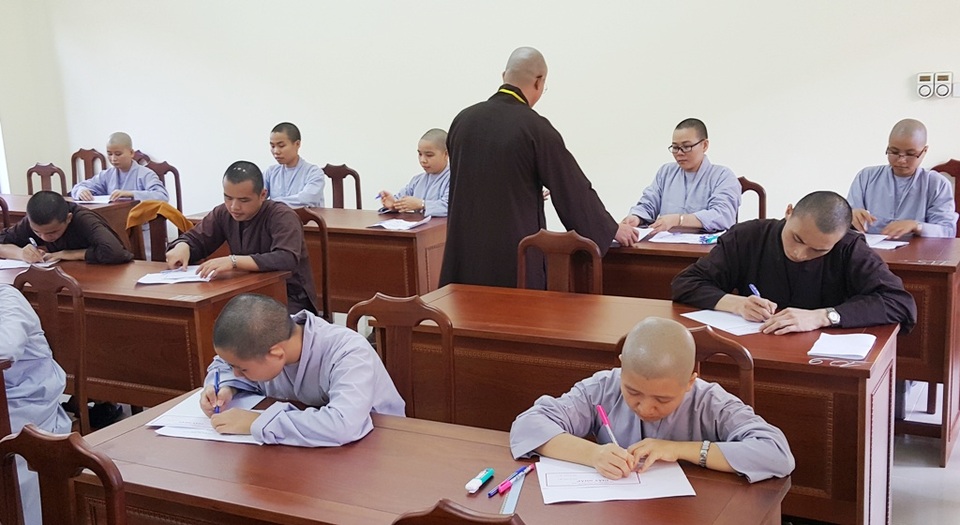 Hàng trăm Tăng Ni sinh cả nước về Huế thi Cử nhân Phật học - 14 Và phát giấy làm bài thi, giấy nháp cho các Tăng Ni sinh. Đây là kỳ tuyển sinh thứ 9 (2017-2021) đào tạo Cử nhân Phật học tại Học viện Phật giáo Việt Nam tại Huế - 1 trong 4 Học viện Phật giáo trên cả nước của Giáo hội Phật giáo Việt Nam đào tạo cấp Đại học, trên Đại học cho Tăng Ni