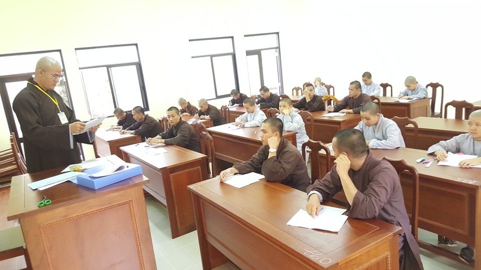Hàng trăm Tăng Ni sinh cả nước về Huế thi Cử nhân Phật học - 1 Các Tăng Ni sinh cả nước ở buổi thi đầu tiên