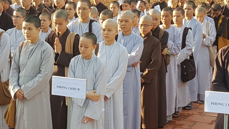 Hàng trăm Tăng Ni sinh cả nước về Huế thi Cử nhân Phật học - 5
Những khuôn mặt căng thẳng