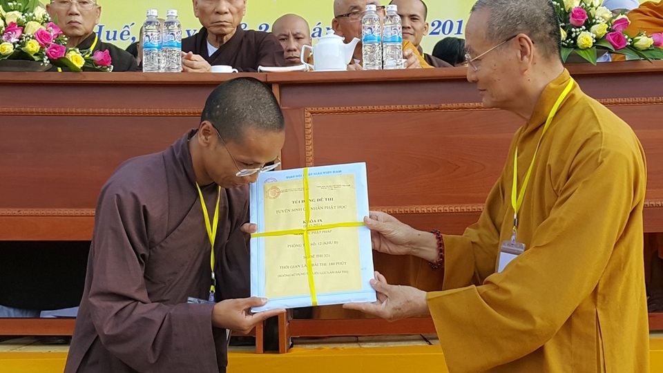 Hàng trăm Tăng Ni sinh cả nước về Huế thi Cử nhân Phật học - 7 Kiểm tra túi đựng đề thi được niêm phong cẩn mật