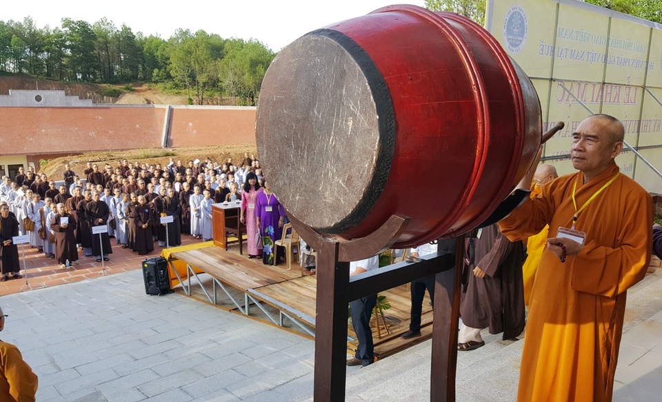 Hàng trăm Tăng Ni sinh cả nước về Huế thi Cử nhân Phật học - 8 Đánh trống vào phòng thi