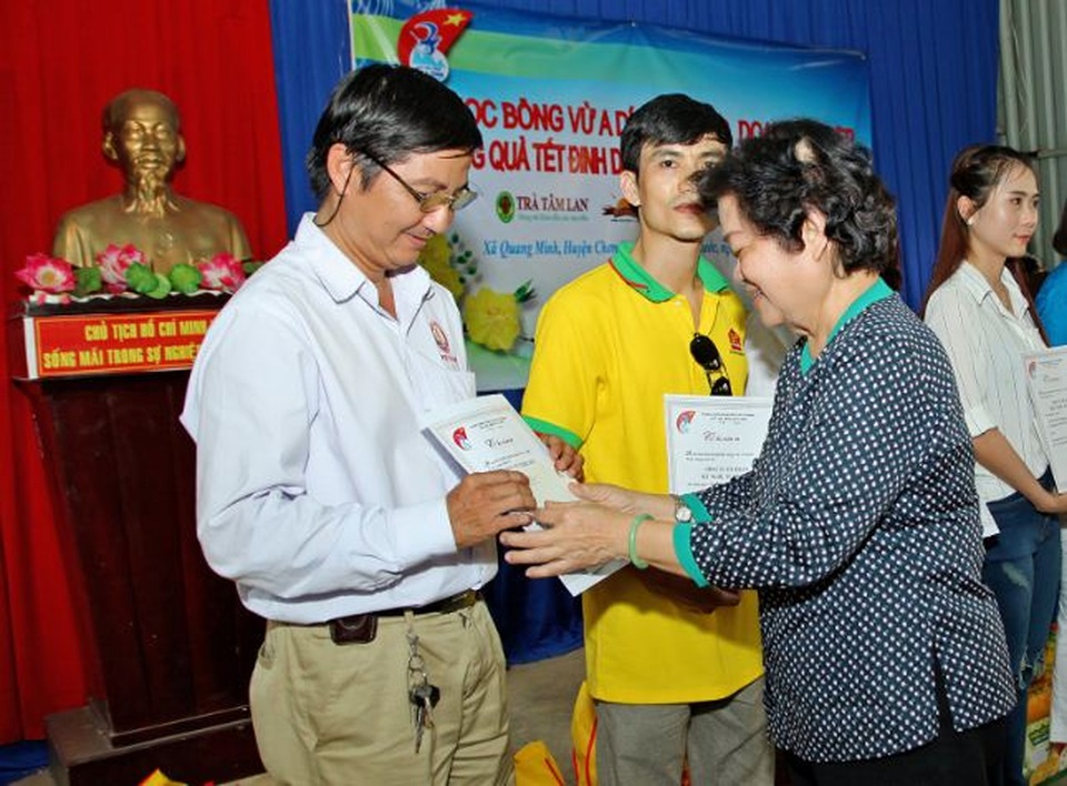 Việt Sin tặng quà tết cho các hộ nghèo tỉnh Bình Phước - 2 Bà Trương Mỹ Hoa tặng thư cảm ơn cho Việt Sin vì sự đóng góp của doanh nghiệp này