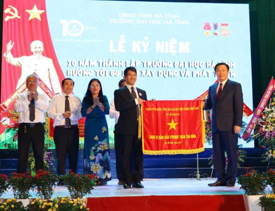 Trường Đại học Hà Tĩnh đón nhận cờ thi đua của Chính phủ - 1 Phó Thủ tướng Vương Đình Huệ trao tặng Cờ thi đua của Chính phủ cho Trường Đại học Hà Tĩnh