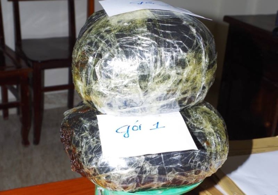 Bắt đối tượng người Lào vận chuyển 5kg thuốc phiện - 2
Đối tượng và tang vật của vụ án