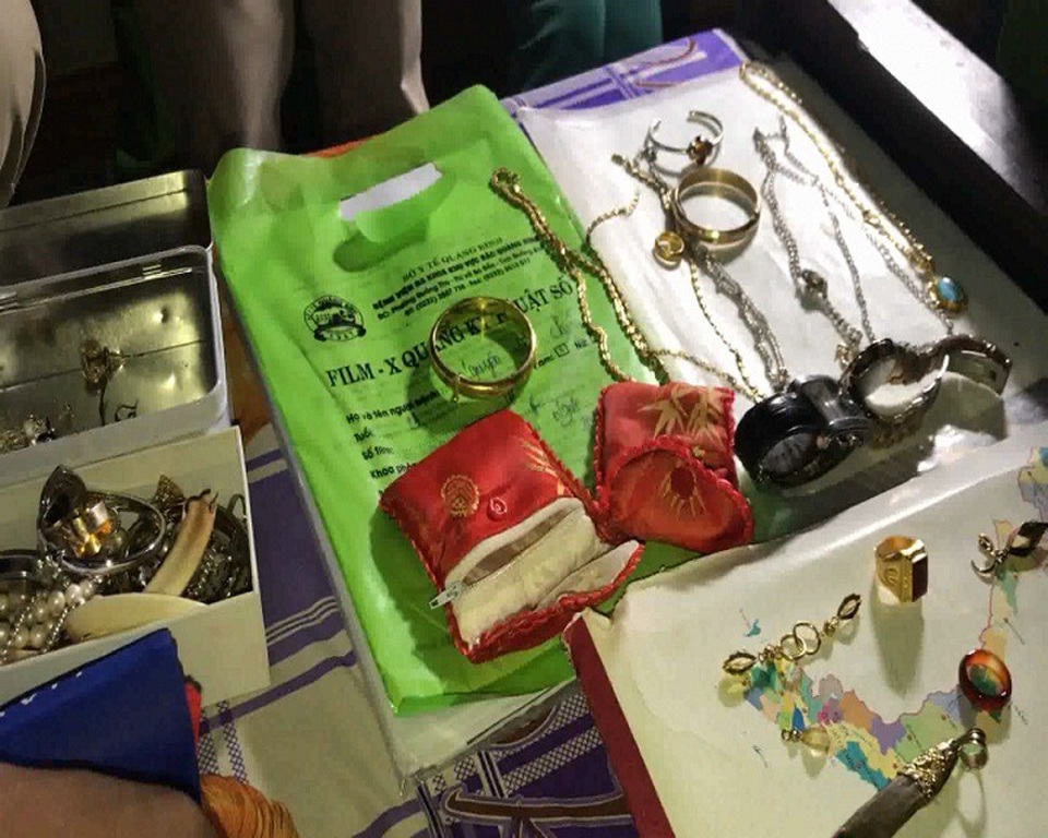 Số vàng bạc do hai đối tượng lấy cắp được thu hồi
