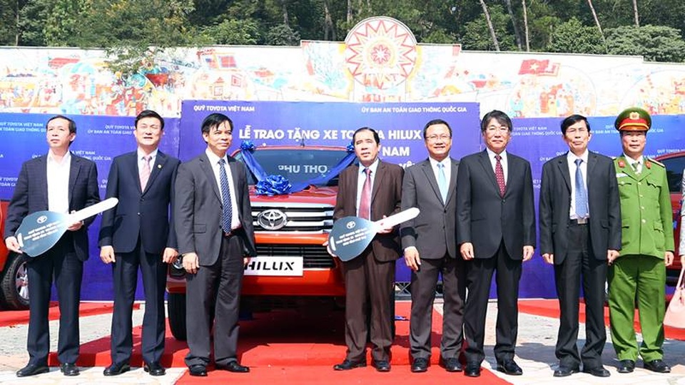 Toyota tặng xe Hilux làm xe tuần tra giao thông - 2 Toyota tặng xe Hilux làm xe tuần tra giao thông - 2