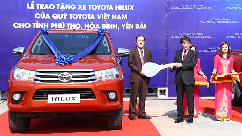 Toyota tặng xe Hilux làm xe tuần tra giao thông - 1 Toyota tặng xe Hilux làm xe tuần tra giao thông - 1