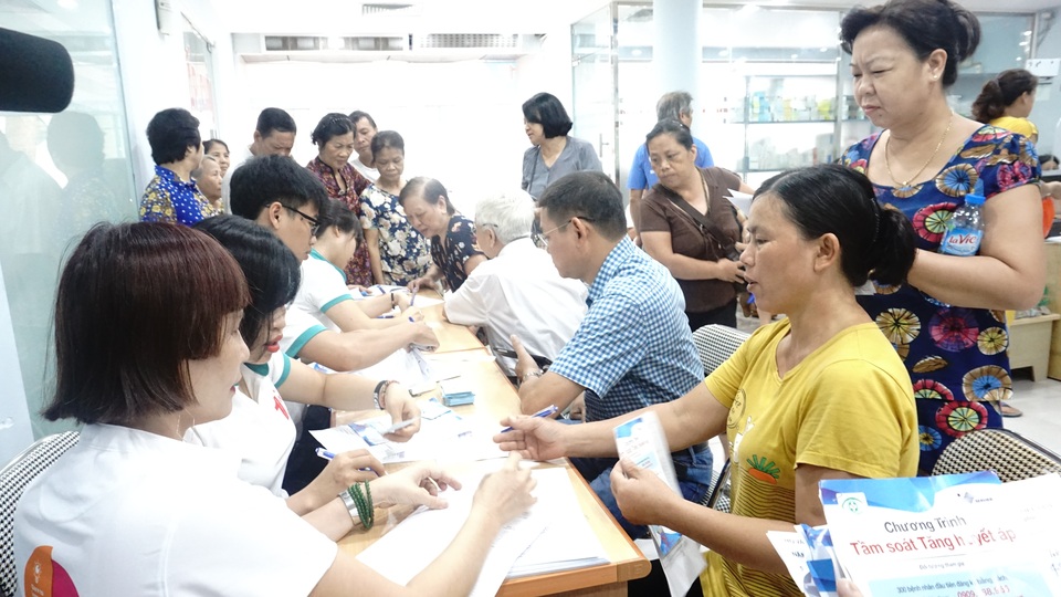 Những dấu hiệu cảnh báo bạn có thể bị tăng huyết áp nguy hiểm - 1 200 người dân đã được tầm soát tăng huyết áp, xét nghiệm miễn phí. Ảnh: T.H