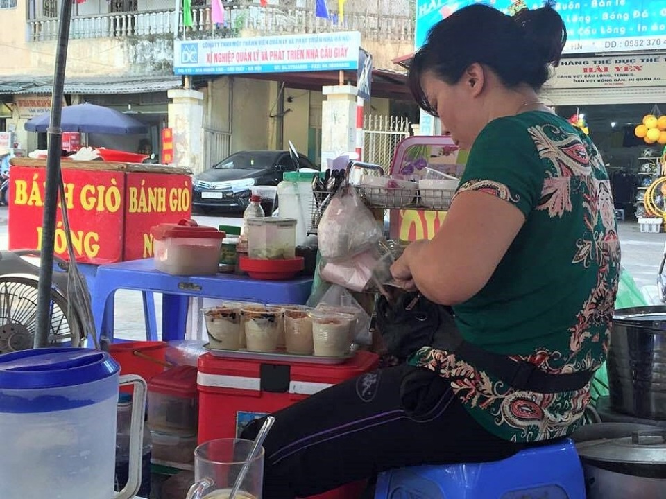 Nắng nóng đỉnh điểm, hàng tào phớ, nước giải khát... “đuổi không hết khách” - 2 Người bán hàng múc tào phớ vào cốc để đem đi ship.