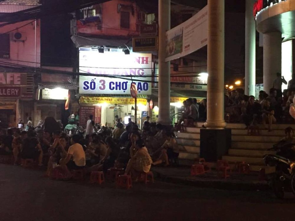 Nắng nóng đỉnh điểm, hàng tào phớ, nước giải khát... “đuổi không hết khách” - 4 Các hàng trà chanh, quán nước giải khát luôn chật kín khách từ rất sớm.