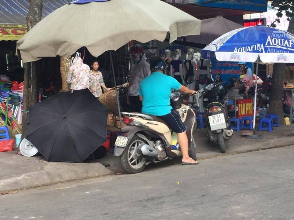 Nắng nóng đỉnh điểm, hàng tào phớ, nước giải khát... “đuổi không hết khách” - 5 Hàng quán giải khát, hàng bán tào phớ ven đường thu được lãi lớn sau 4 ngày nắng nóng.