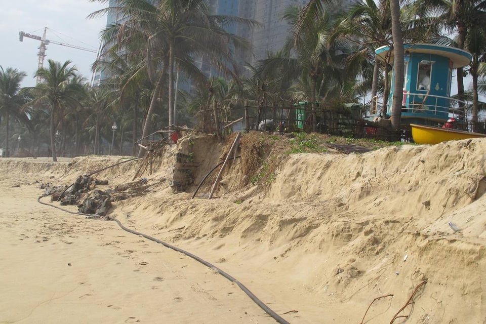 Bờ biển du lịch Đà Nẵng bị xâm thực nặng - 3 Có những đoạn tạo thành hố sâu