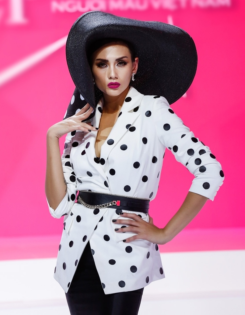 Giành giải ấn tượng nhất chính là bộ trang phục theo phong cách bán cổ điển mà Võ hoàng Yến diện trong tập 8. Một chiếc áo dáng vest cách điệu cùng với coset, họa tiết chấm bi phối lạ mắt cùng một chiếc chân váy dài đuôi cá thướt tha, phối cùng chiếc mũ rộng vành chính là cách mà cô xuất hiện.