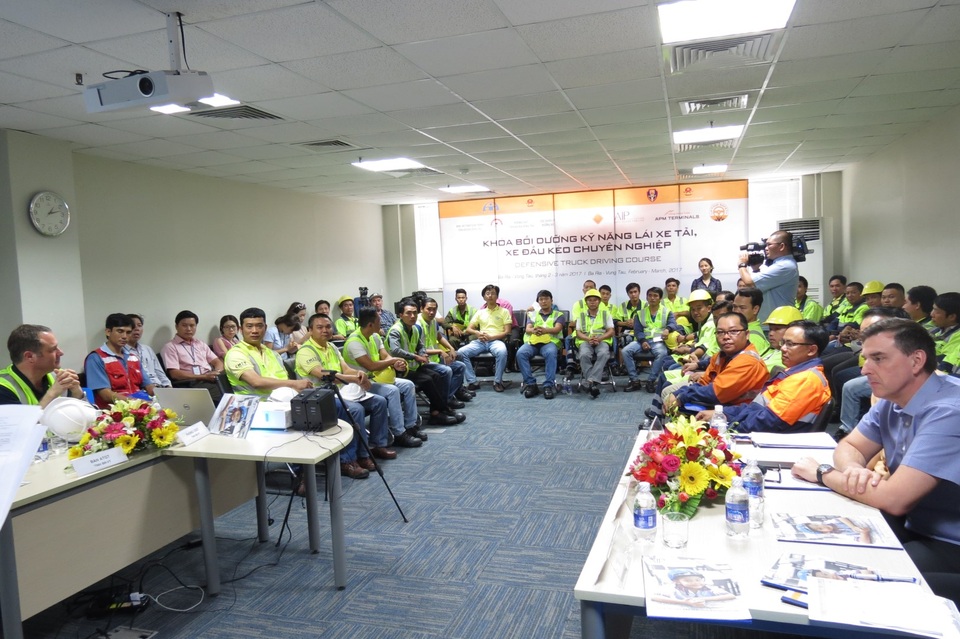 300 tài xế xe tải tập huấn kỹ năng lái xe an toàn - 1 Buổi tập huấn kỹ năng lái xe an toàn cho tài xế xe tải Cảng quốc tế Cái Mép diễn ra chiều 2/3 tại tỉnh Bà Rịa - Vũng Tàu