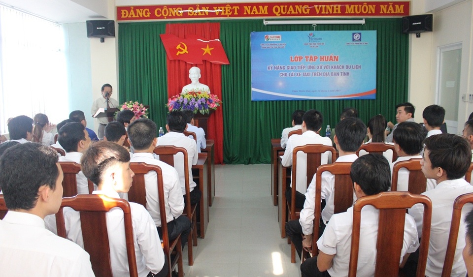 Tập huấn lái xe taxi Huế kỹ năng ứng xử với khách du lịch - 2 Các tài xế taxi dự khai mạc lớp tập huấn kỹ năng giao tiếp ứng xử với khách du lịch